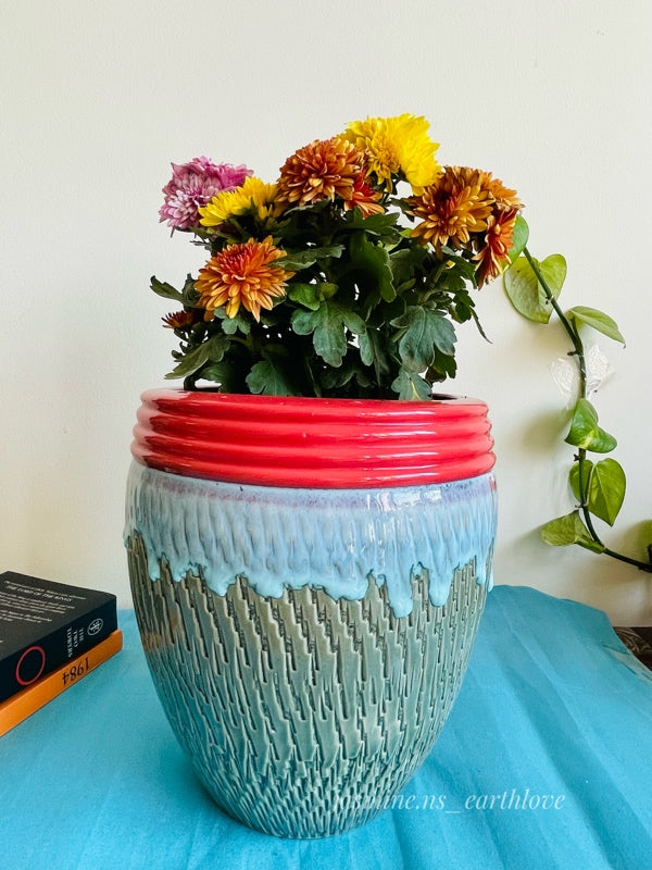 Ash-grey ceramic pot with a coral rim